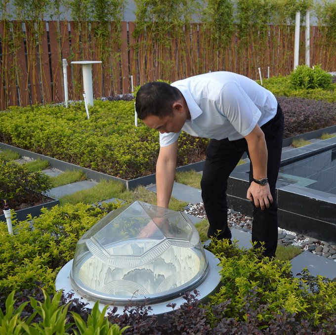 好奇的客戶在體驗這&ldquo;顆&rdquo;鉆石型的導光管采光系統